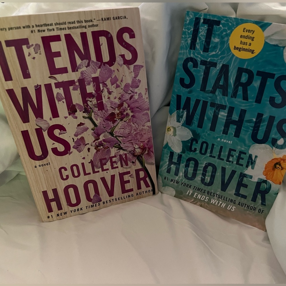 BOOK BUNDLE !!
It End With Us/It Starts With Us 
By: Colleen Hoover